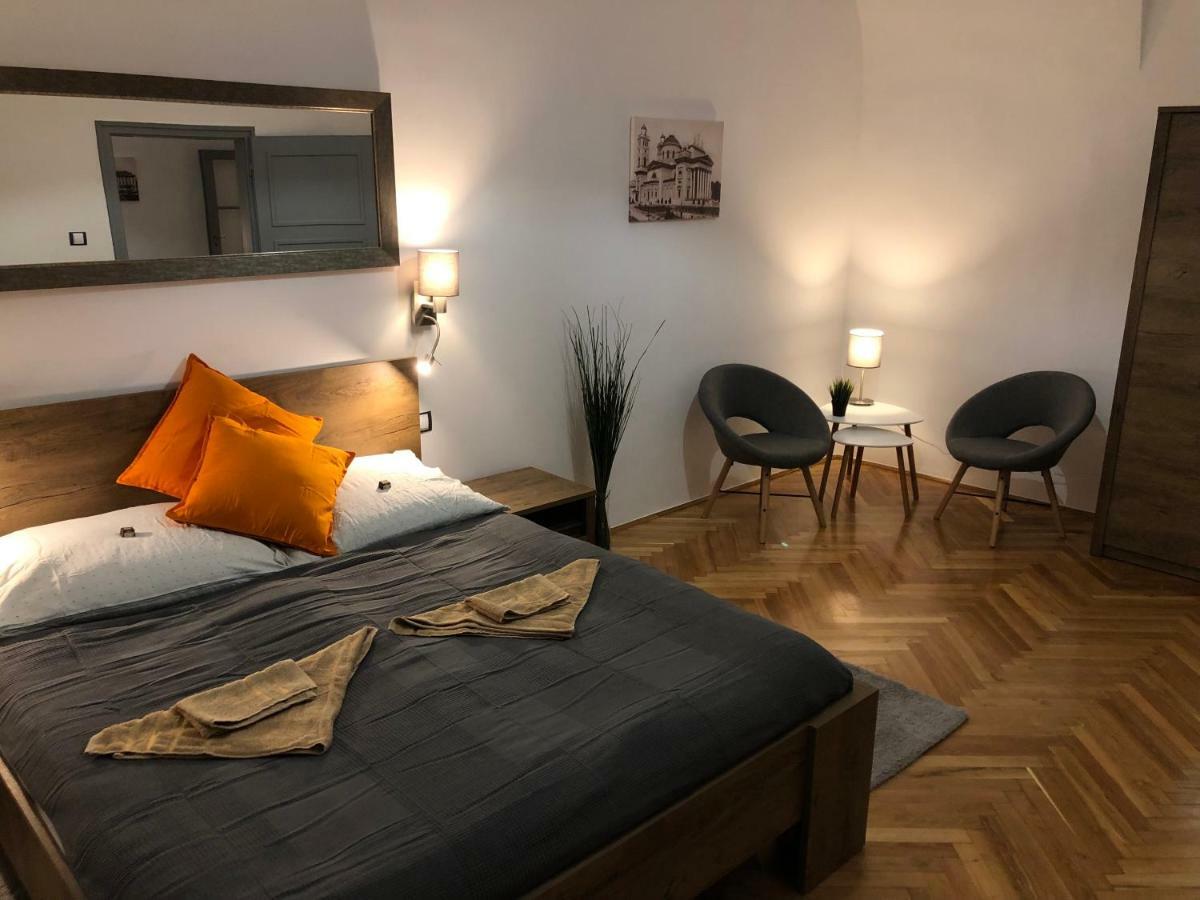 Pr Apartman Eger Buitenkant foto