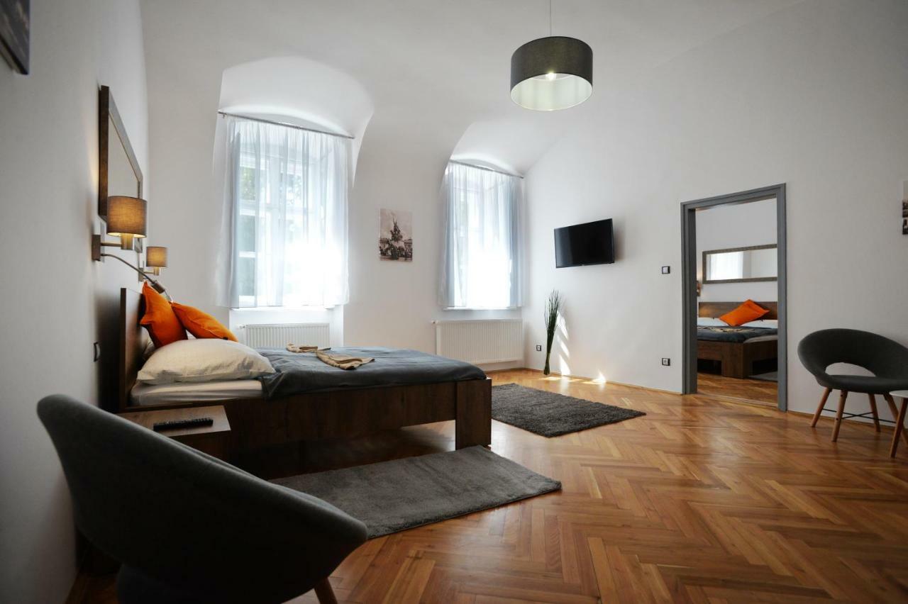 Pr Apartman Eger Buitenkant foto