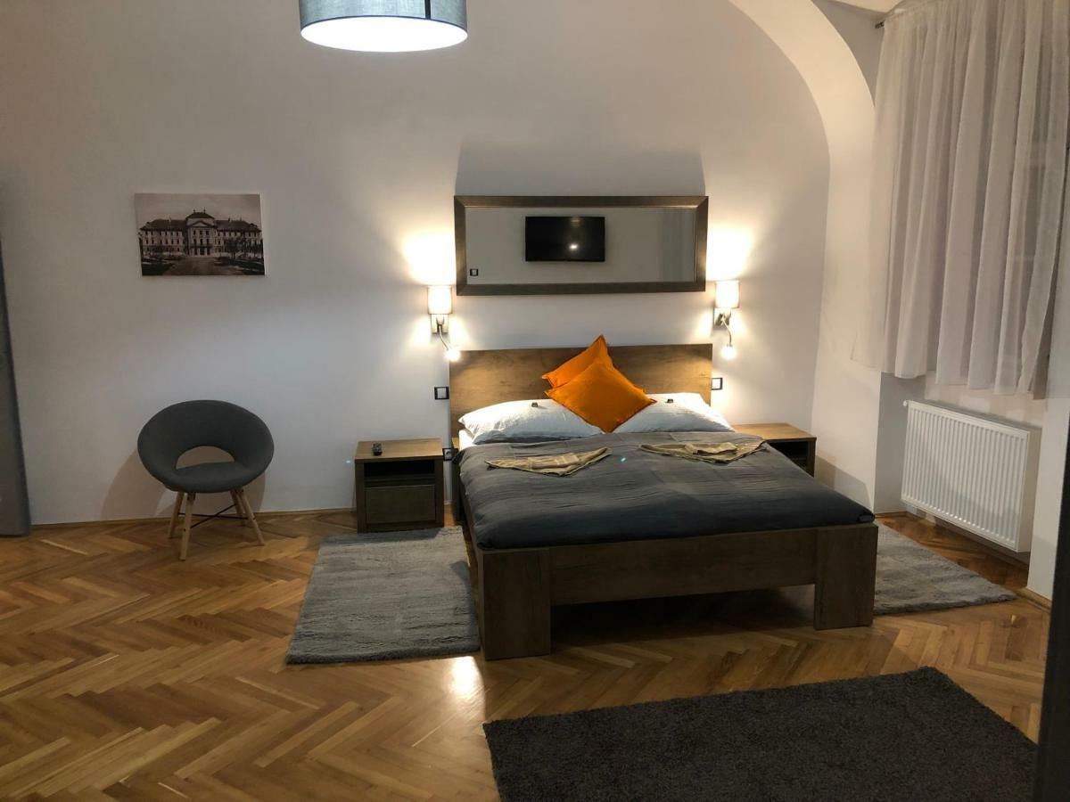 Pr Apartman Eger Buitenkant foto