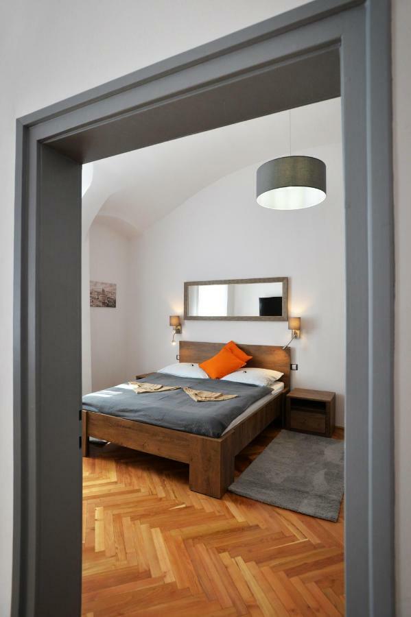 Pr Apartman Eger Buitenkant foto