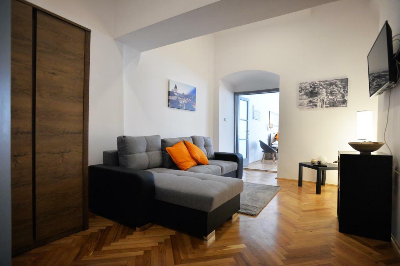 Pr Apartman Eger Buitenkant foto