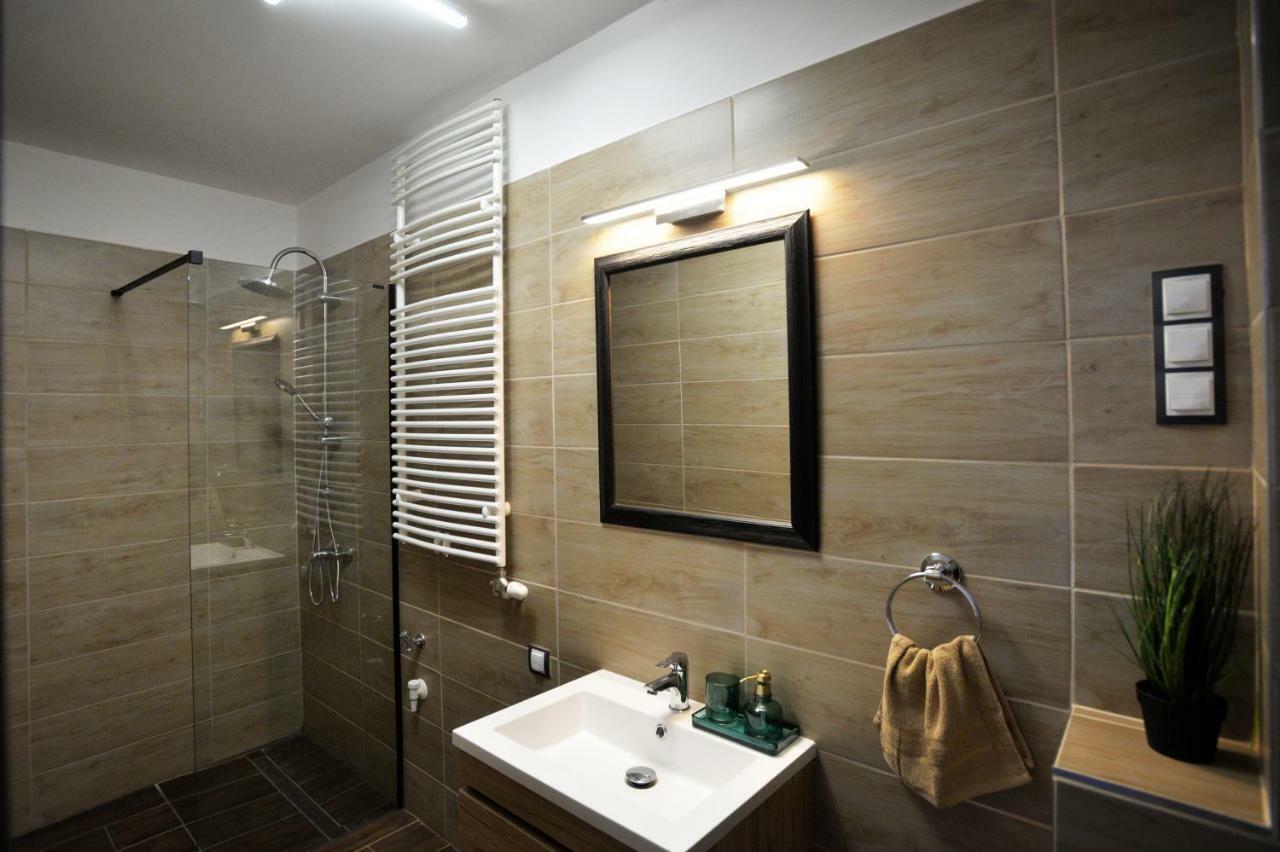Pr Apartman Eger Buitenkant foto